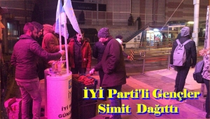 İyi Partili Gençlerden İşe Gidenlere Sıcak Simit İkramı