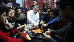 Öğrencilere menemen yaptı, yer sofrasına oturdu