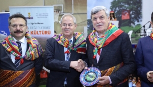 Kılıç hediye edildi, kuşak bağladı