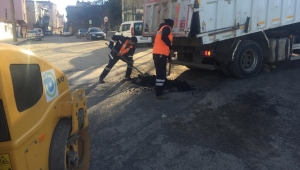 MALKARA'DA YOĞUN KAR YAĞIŞI NEDENİYLE BOZULAN YOLLAR ONARILIYOR
