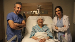112 YAŞINDA KAPALI AMELİYATLA BÖBREK TAŞINDAN KURTULDU