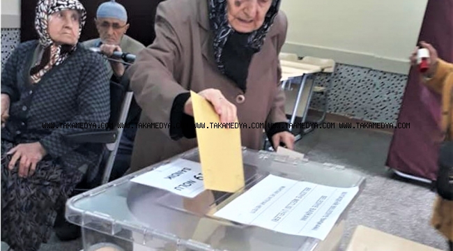 90 yaşında sandığa gitti