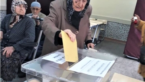 90 yaşında sandığa gitti