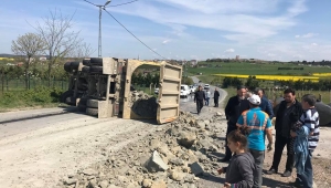 Hafriyat kamyonu devrildi: 1 yaralı