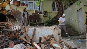 KARTAL'DA ÇEVREYİ TEHDİT EDEN METRUK YAPILARIN YIKIMINA DEVAM EDİLİYOR