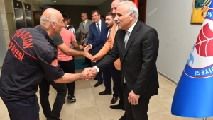 BAŞKAN ZORLUOĞLU, BELEDİYE PERSONELİYLE BAYRAMLAŞTI 