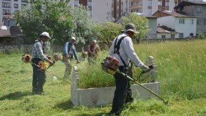 MEZARLIKLAR BAYRAMA HAZIR HALE GETİRİLİYOR…