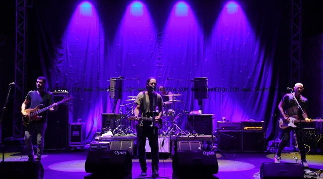 DUMAN GRUBU MUHTEŞEM PERFORMANSIYLA ALTINOLUK'U SALLADI ALTINOLUK'TA ROCK RÜZGARI