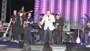  KUZEYİN OĞLU YENİLEDİĞİ REPERTUARIYLA KIBRIS'I BÜYÜLEDİ