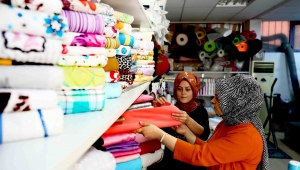 Açtıkları çeyiz dükkanında evlenmek isteyen yetimlerin çeyizlerini hazırlıyorlar