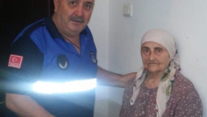 Parasını düşüren 90 yaşındaki teyzenin imdadınaGölcük Zabıtası yetişti