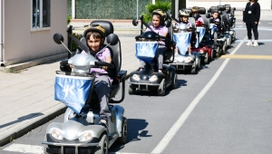 TRAFİK KURALLARINI EĞLENEREK ÖĞRENİYORLAR