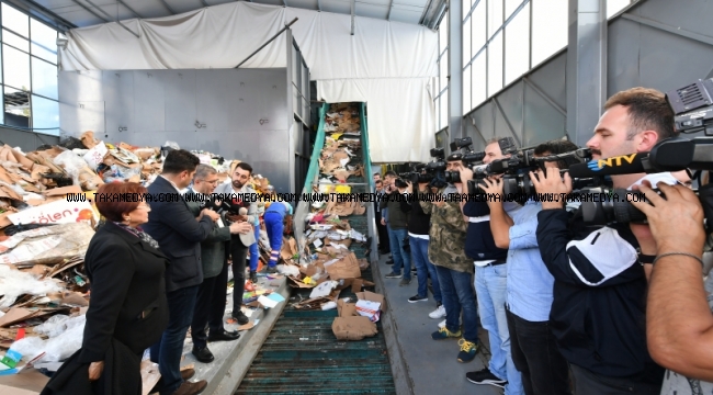 ÜSKÜDAR BELEDİYESİ TÜRKİYE'NİN EN BÜYÜK GERİ DÖNÜŞÜM HAREKETİNİ 'DÖNÜŞÜMDE ÜSKÜDAR MODELİ' İSMİYLE BAŞLATTI