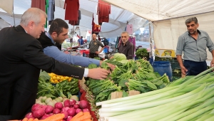 ATAŞEHİR'DE TEZGÂHLARDAKİ ISPANAKLAR DENETLENİYOR 