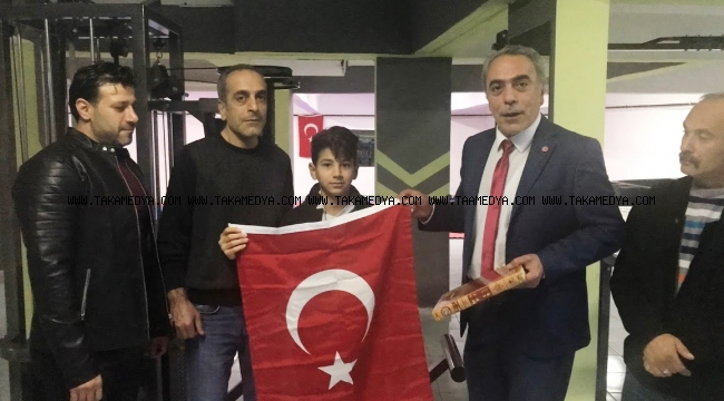 Dünya Şampiyonuna Kur’an-ı Kerim ve Türk Bayrağı Hediye Edildi