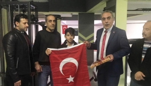 Dünya Şampiyonuna Kur’an-ı Kerim ve Türk Bayrağı Hediye Edildi
