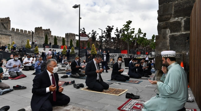 FETHİN RUHUNA UYGUN CUMA NAMAZI