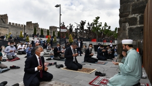 FETHİN RUHUNA UYGUN CUMA NAMAZI
