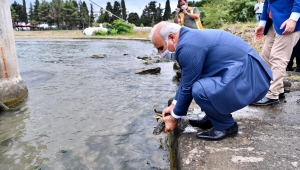 BAŞKAN ZORLUOĞLU NESLİ TÜKENEN BALIKLARI DENİZE BIRAKTI