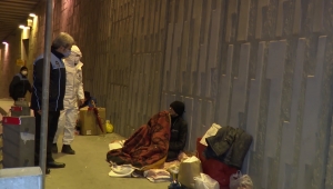 SOKAKTA KALAN VATANDAŞLARA İBB ELİNİ ÜZATTI
