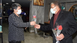 Keskin, Dünya Kadınlar Günü Kapsamında Esnafları Ziyaret Edip, Kadın Esnaflara da Karanfil Hediye Ett
