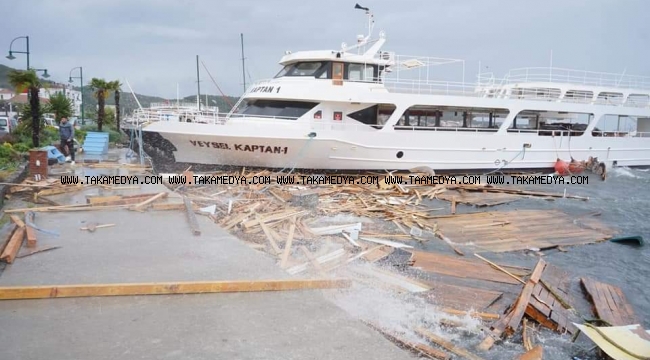 Ayvalık'ta Tekneler Battı'Çatılar Uçtu