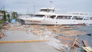 Ayvalık'ta Tekneler Battı'Çatılar Uçtu