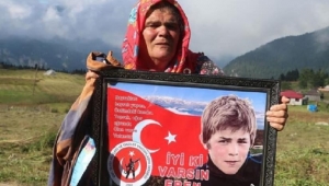 ŞEHİT EREN BÜLBÜLÜN ANNESİ SAMSUN YAZARLAR DERNEĞİ TARAFINDAN 'YILIN ANNESİ' OLARAK BELİRLENDİ