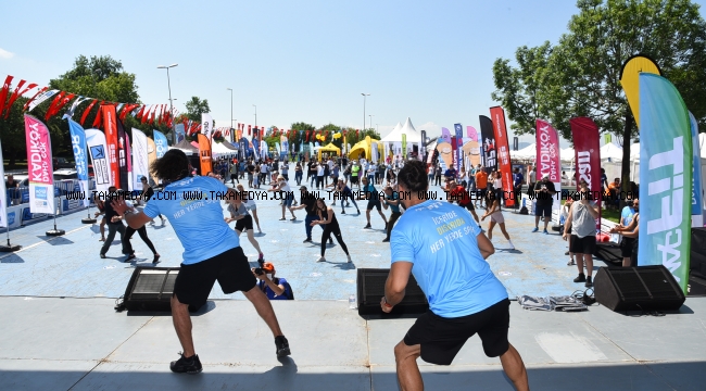  KADIKÖY'DE CADDE 10K SPOR FESTİVALİ RENKLİ GÖRÜNTÜLERE SAHNE OLDU