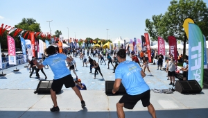  KADIKÖY'DE CADDE 10K SPOR FESTİVALİ RENKLİ GÖRÜNTÜLERE SAHNE OLDU