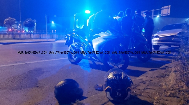 Müşteri kapmak için manevra yapan taksiye motorsitlet çarptı, 2 yaralı