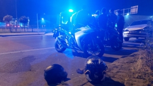 Müşteri kapmak için manevra yapan taksiye motorsitlet çarptı, 2 yaralı