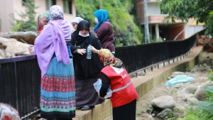  KIZILAY'IN RİZE'DEKİ SEL MAĞDURLARINA YARDIMLARI SÜRÜYOR