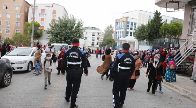 KÜÇÜKÇEKMECE ZABITASINDAN OKUL ÖNLERİNDE SIKI DENETİM