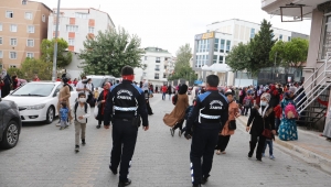 KÜÇÜKÇEKMECE ZABITASINDAN OKUL ÖNLERİNDE SIKI DENETİM