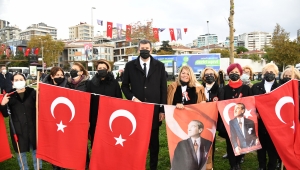 KADIKÖY'DE 9'U 5 GEÇE ATA'YA SAYGI ZİNCİRİ