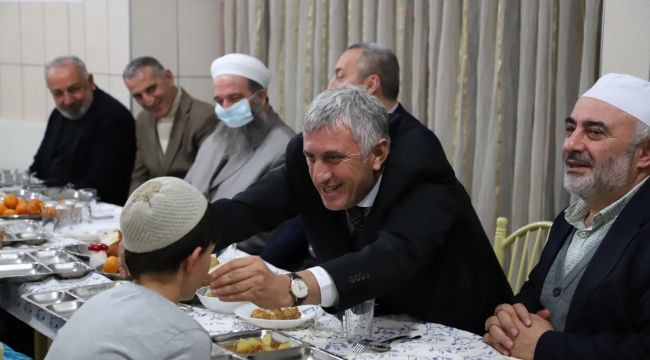 Başkan Sarıalioğlu'ndan genç hafızlara ziyaret