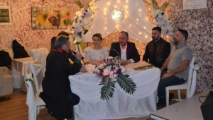 EMİNE İLE ADEM ERTÜRK 25. EVLİLİK YIL DÖNÜMÜNDE AŞKLARINI YENİLEDİLER!