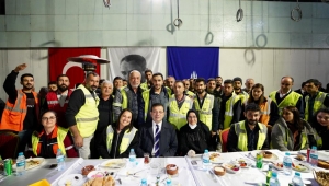 YERİN 25 METRE ALTINDA METRO ÇALIŞANLARIYLA İFTAR YAPTI