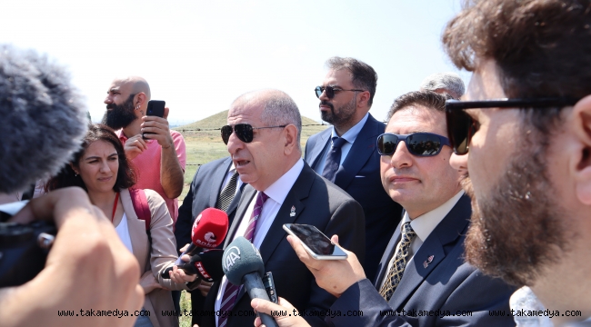 “VATANDAŞLIK VERİRKEN VATAN DA VERİYORSUNUZ.”