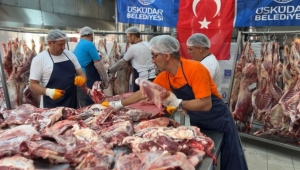 ÜSKÜDAR’DA 10 BİNDEN FAZLA AİLEYE 50 TON KURBAN ETİ DAĞITILDI