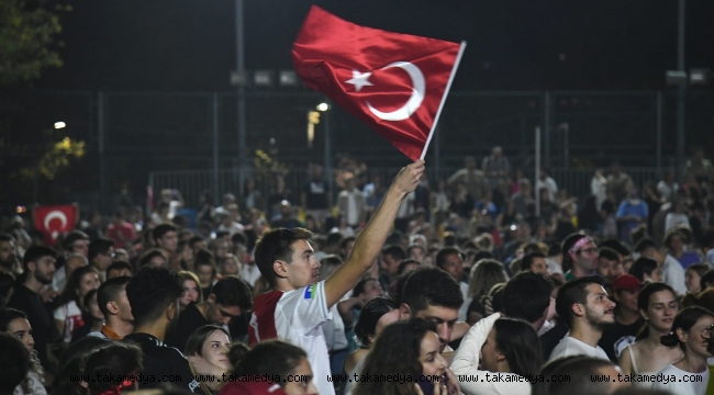 ŞAMPİYONLUĞU KALAMIŞ'TA 20 BİN VOLEYBOL SEVER KUTLADI
