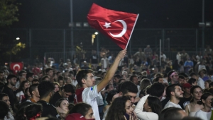 ŞAMPİYONLUĞU KALAMIŞ'TA 20 BİN VOLEYBOL SEVER KUTLADI