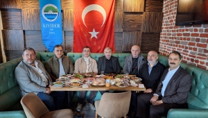 Kıyıboyunda Aile Sofrası