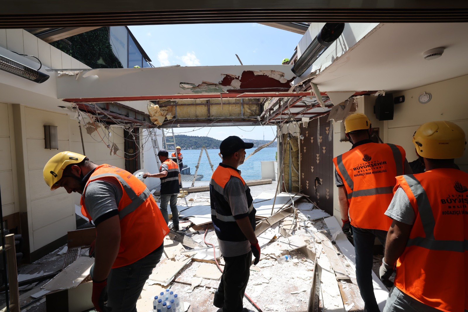 BOĞAZ'DA KAÇAK YAPILAŞMAYA GEÇİT YOK: İBB YIKIM SÜRECİNİ BAŞLATTI
