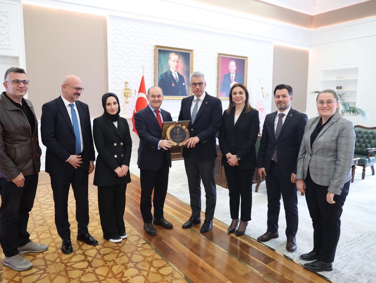 Of Hayrat Derneği Sağlık Bakanlı Memişoğlu'nu Ziyaret Etti