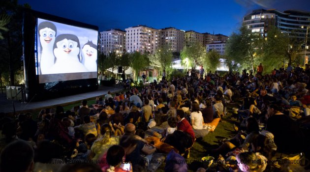  Açık havada sinema keyfi Akasya Park'ta