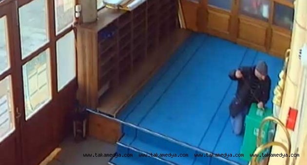 Ağzındaki sakızla cami kasasını soydu