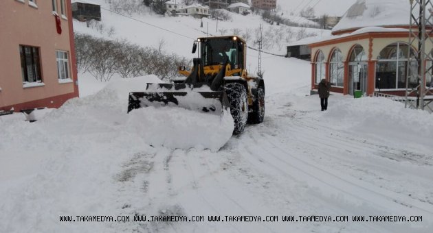 Akçaabat’ta kar yağışı etkisini sürdürüyor.