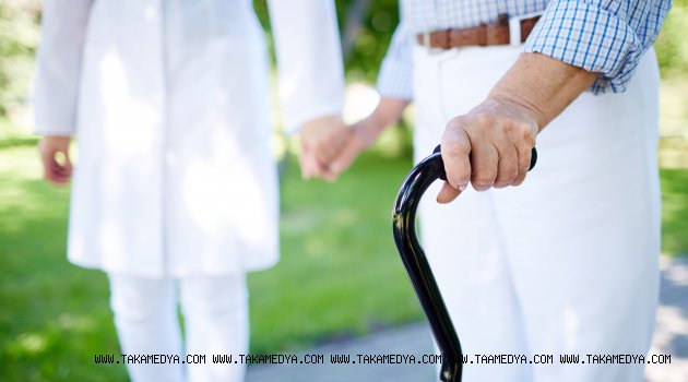 Alzheimer’lıların evden çıkması gerekiyor